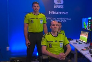 Árbitro australiano nega gesto supremacista na Copa: ‘Espasmo involuntário’