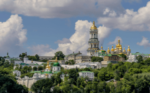 Ataques da Rússia incendeiam complexo religioso e matam cinco pessoas na Ucrânia