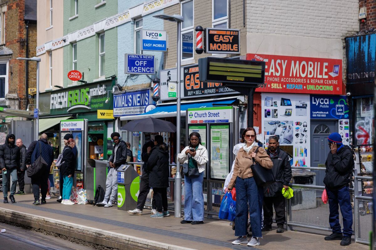 Britain’s Inflation Fears Can Be Found in Its Pubs and Cafes