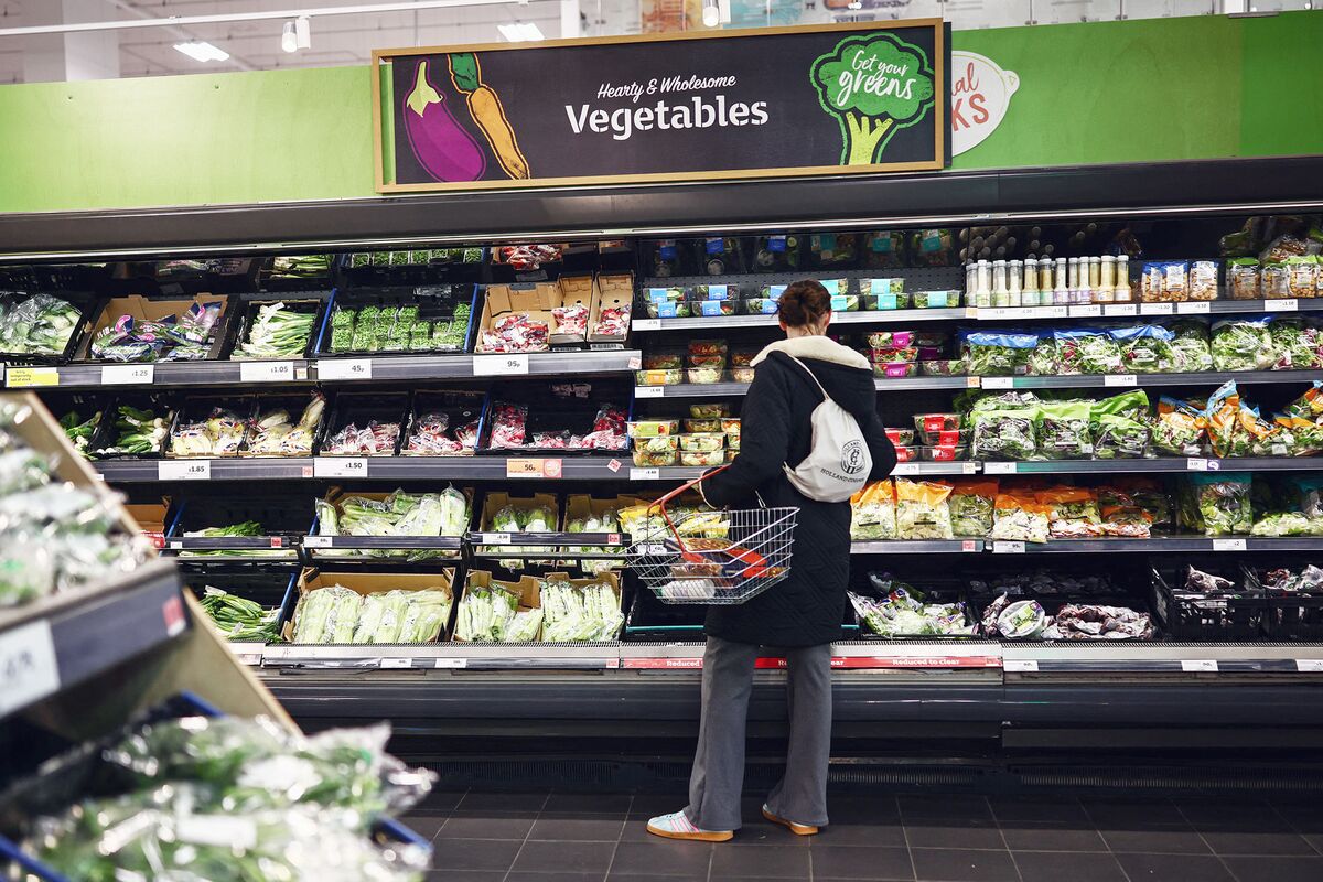 Britons See Inflation Hitting Double BOE Target, Poll Finds