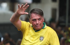 Defesa de Bolsonaro pede visita de nora e netas no dia de estreia do Brasil na Copa