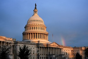 Deputados dos EUA apoiam regra que restringe poderes de Trump contra Irã