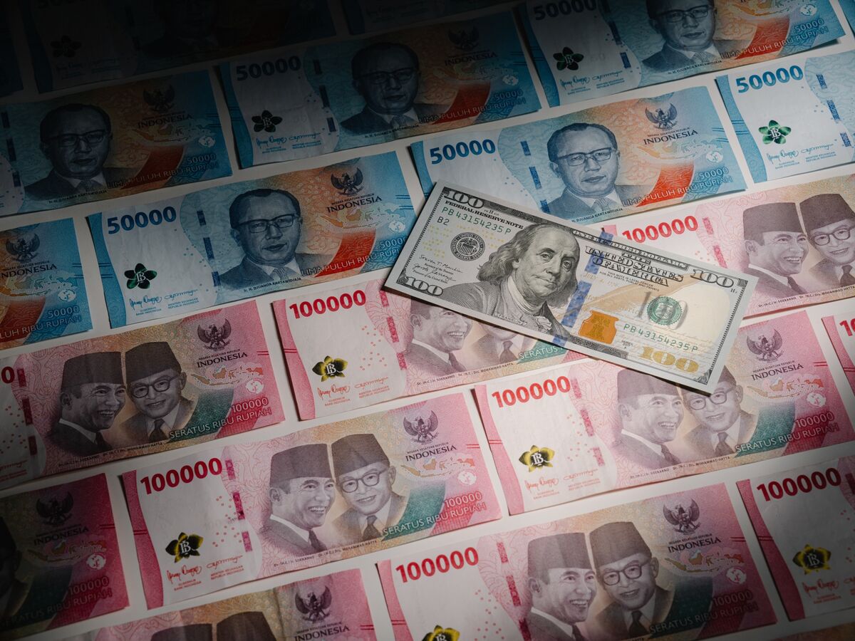 Despite Rout, Indonesia’s Danantara Wealth Fund Prices First Dollar Bond for Global Investors