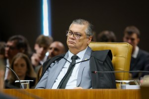 Dino impõe multa diária por falta de transparência em emendas Pix a setor de eventos