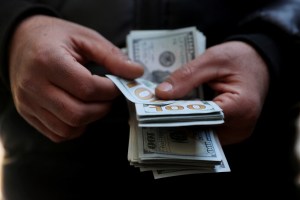 Dólar hoje recua com mercado à espera de possível acordo entre EUA e Irã