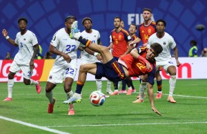 Espanha vê Vozinha brilhar, para na retranca de Cabo Verde e não sai do 0 na estreia