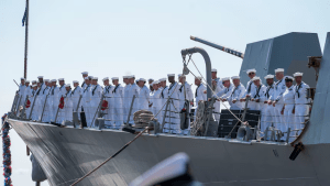 EUA afirmam que nenhum de seus navios de guerra foi atingido no Estreito de Ormuz
