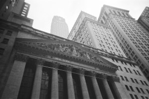 Futuros de NY recuam após ataque dos EUA contra Irã em “legítima defesa”