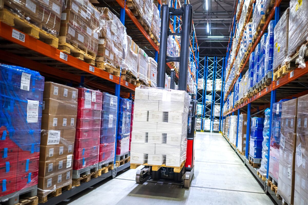 German Business Activity Unexpectedly Worsens on Services Slump