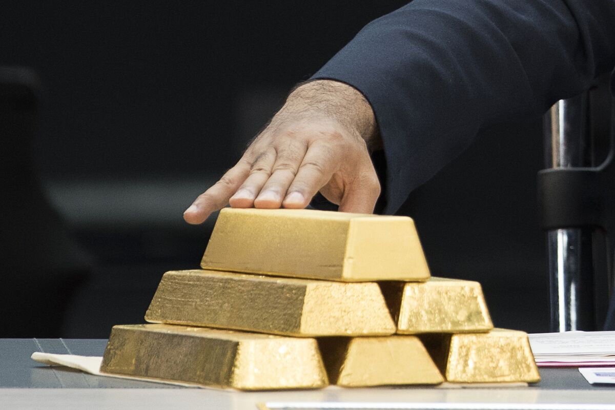 Gold Holds Gain as Trump Signals Imminent Peace Deal With Iran