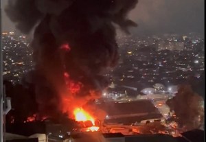 Grande incêndio em galpão de Guarulhos dura mais de 10h e mobiliza 38 bombeiros