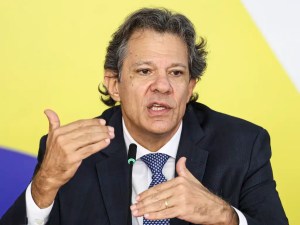 Haddad critica sigilo de 100 anos em contrato do metrô e privatizações de Tarcísio