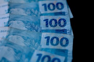 Juros futuros caem em dia de IPCA e expectativa de acordo entre EUA e Irã