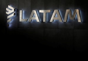 Latam oferece bônus de R$ 160 mil em disputa por pilotos para jatos da Embraer