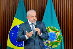 Lula anuncia crédito para compra de motos e bicicletas elétricas para entregadores