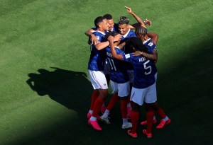 Mbappé destrava jogo duro, passa Pelé e comanda vitória da França sobre Senegal