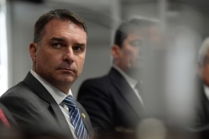 Moraes autoriza que Flávio, netas e nora visitem Bolsonaro