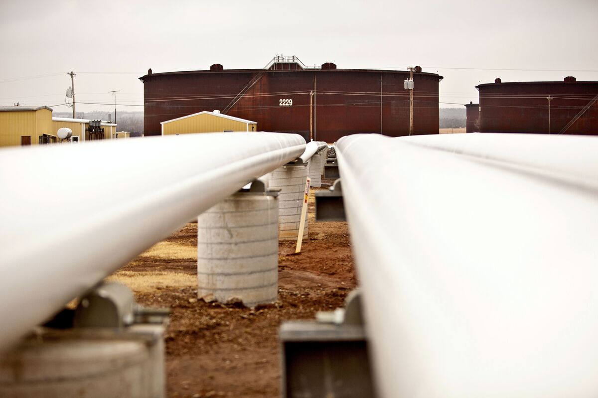 Oil Climbs as Fresh US Strikes on Iran Threaten Fragile Truce