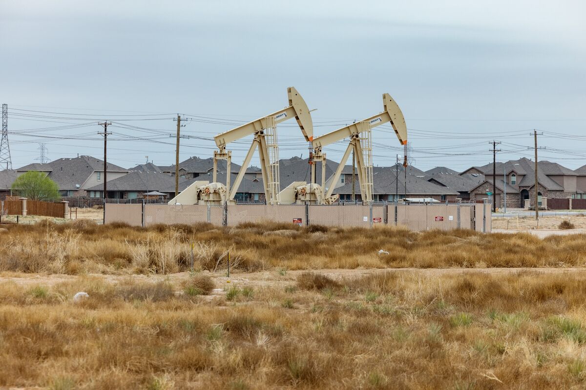 Oil Falls as Israel and Lebanon Agree to Conditional Ceasefire