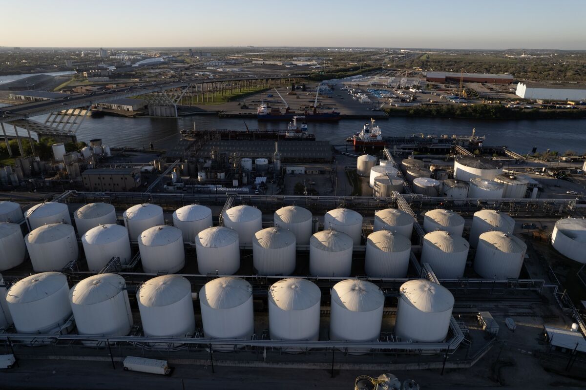 Oil Slumps as US-Iran Deal May Allow Strait of Hormuz to Reopen
