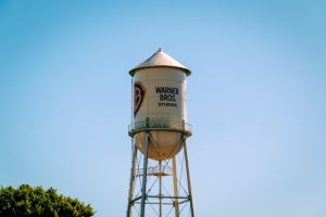 Órgão regulador de concorrência do Reino Unido mira compra da Warner pela Paramount