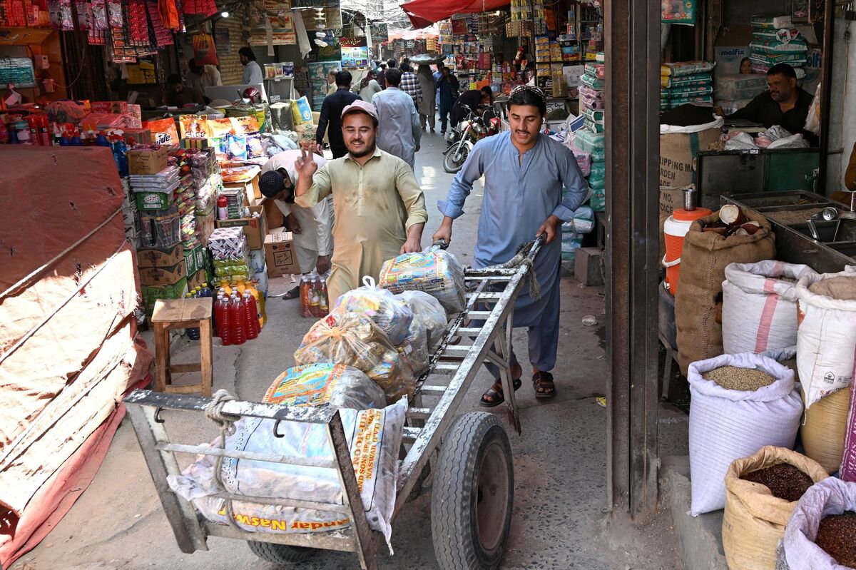 Pakistan Budget Tests Growth Push Against IMF Constraints