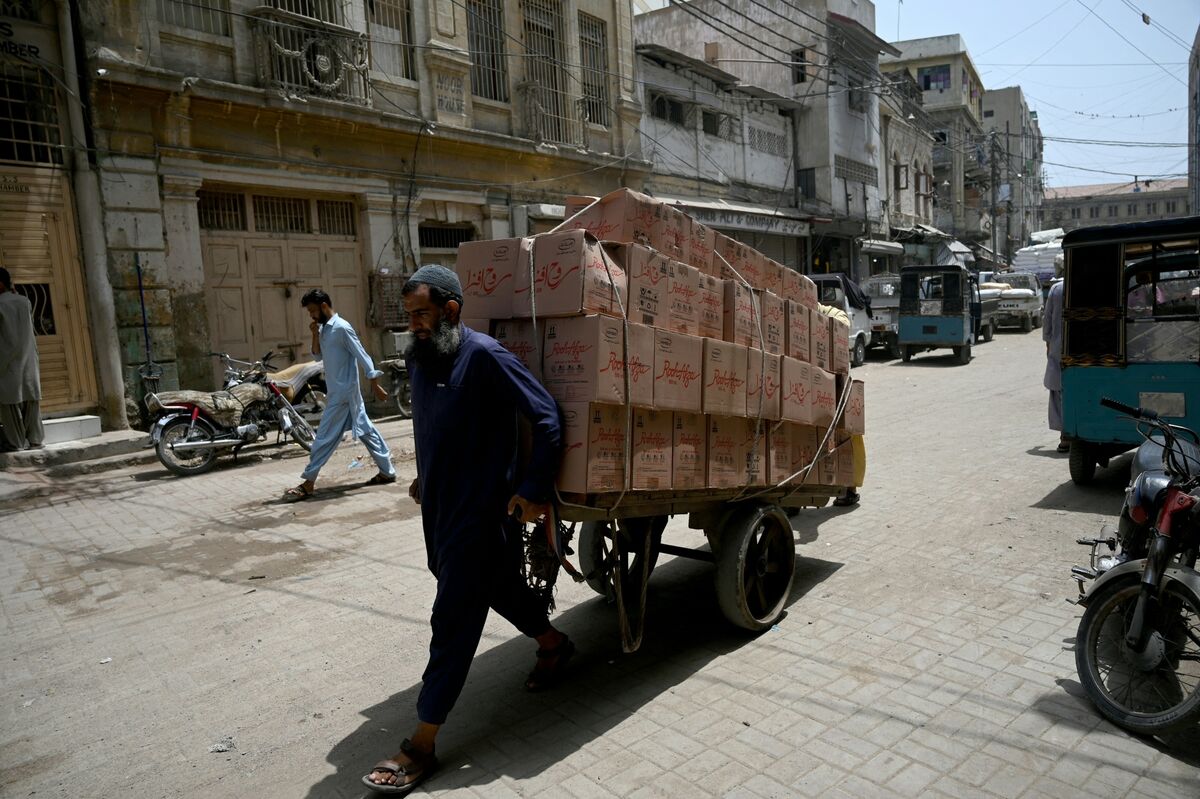 Pakistan Holds Key Rate as US, Iran Prepare to Sign Interim Deal