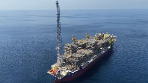 Petrobras (PETR4): ADRs caem 4% seguindo petróleo após acordo preliminar EUA-Irã