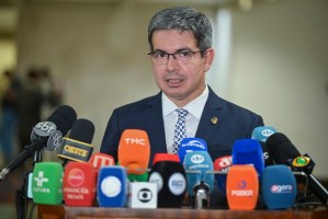 Randolfe: prazo da PEC 6×1 pode ser discutido, mas redução da jornada é imediata