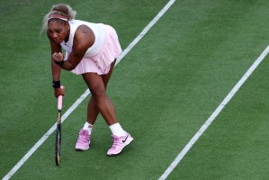 Serena Williams volta às quadras após 4 anos com festa, vitória e apoio da família