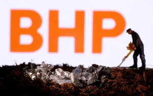Trabalhadores da BHP votam a favor de greve no centro de exportação de minério