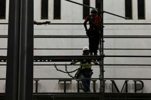 Trabalhadores iniciam remoção do nome de Trump do Kennedy Center em meio a aplausos