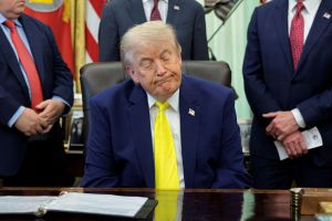 Trump ameaça tarifa de 100% sobre vinhos franceses em nova disputa com Macron