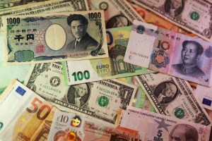 Zona do euro: superávit comercial ajustado sobe a 1,3 bilhão de euros em abril