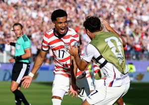 ASSISTA AOS GOLS: Com um a menos, EUA vencem Bósnia e vão encarar a Bélgica