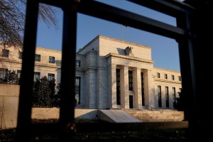 Ata do Fed e escalada das tensões entre EUA e Irã dominam os mercados nesta quarta