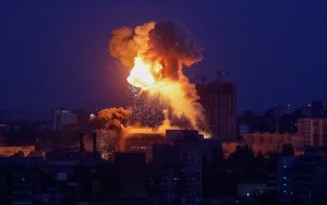 Ataques russos matam 12 em Kiev conforme a Ucrânia fica com poucas defesas aéreas