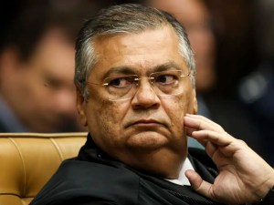 Defesa de Flávio Bolsonaro aciona Fachin para tirar Dino de caso ‘Dark Horse’