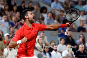Djokovic supera Safiullin e alcança mais um marco em Wimbledon para chegar às quartas