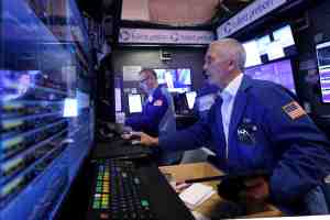 Dow Jones Futuro cai enquanto petróleo dispara 5% após ataques dos EUA ao Irã