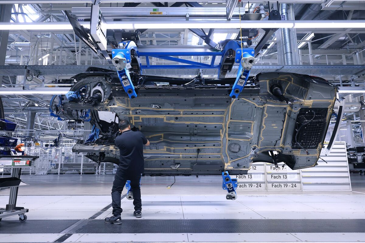 Euro-Zone Business Activity Revised Up to Stagnation for June