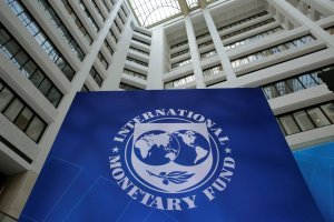 FMI corta previsão do PIB global em 2026, eleva a de 2027 e vê desinflação estagnada