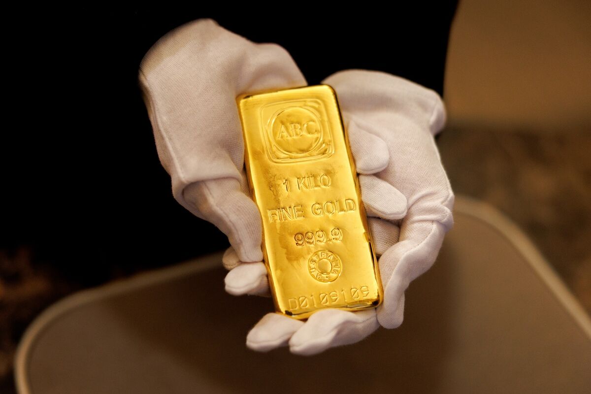 Gold Slips for Second Day as Hormuz Attacks Fan Inflation Fears