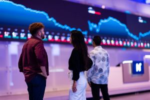 Ibovespa fecha em queda pressionado por Vale, mas acima de 172 mil pontos; PETR4 sobe