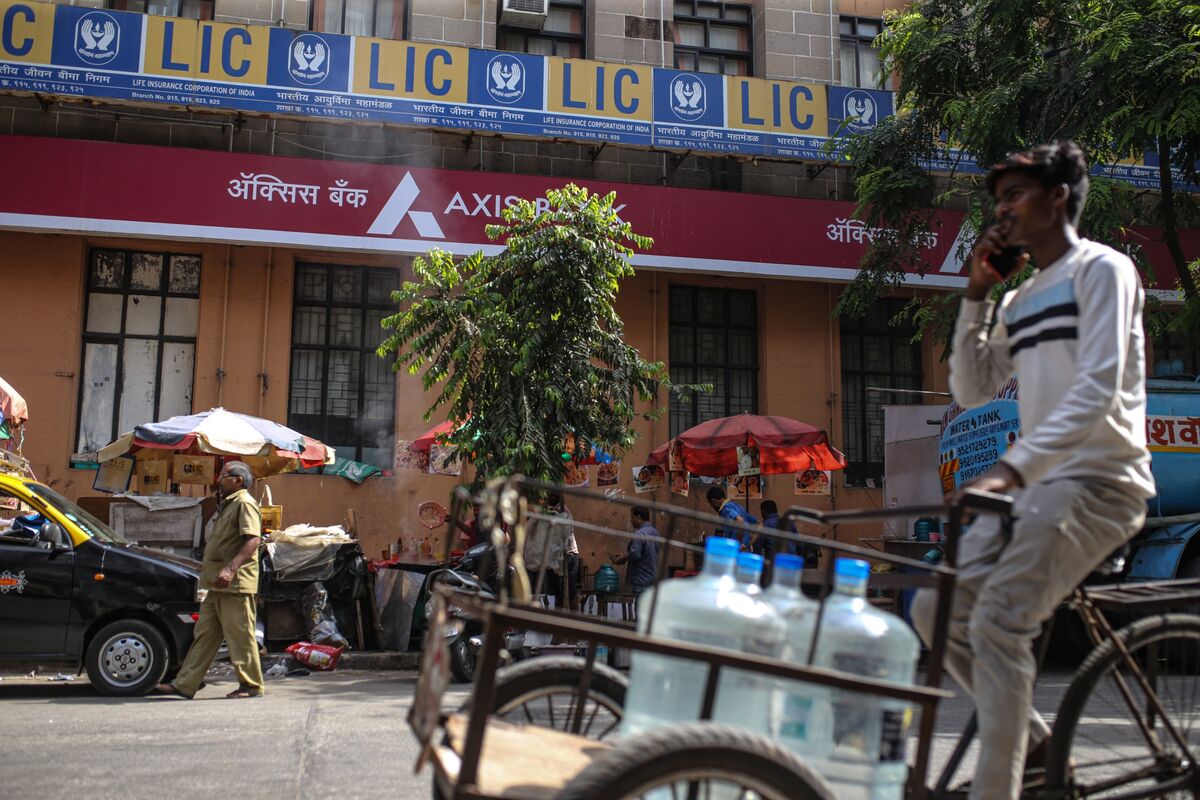 India Ramps Up Share Sale Plans to Cushion Budget Hit From Oil