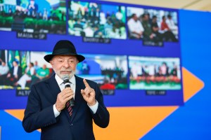 Lula mostra dedo do meio durante discurso no Palácio do Planalto: ‘Aqui para eles’