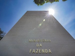 Mercado aguarda possível intervenção do Tesouro nesta terça; entenda