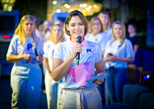Michelle Bolsonaro visita PL Mulher e posa para foto com antiga equipe