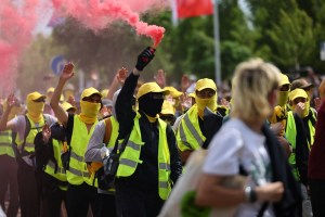Milhares protestam na Alemanha enquanto o partido de extrema direita AfD mira o poder