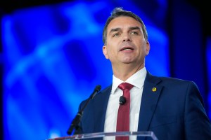 Moraes manda Flávio Bolsonaro depor à PF em investigação por calúnia contra Lula
